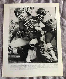 NFL Press Photo 1979 Denver Broncos Larry Canada #35 vs. KC Chiefs B&W 8 x 10 - Picture 1 of 5