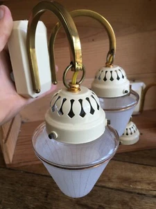Paire d'applique à double bras en tôle, laiton, verres granités, design 1950 - Picture 1 of 12