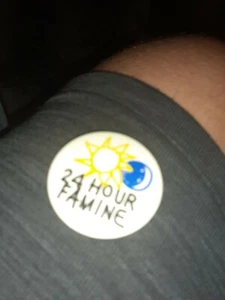 24 Hour Famine Vintage Badge - Foto 1 di 2