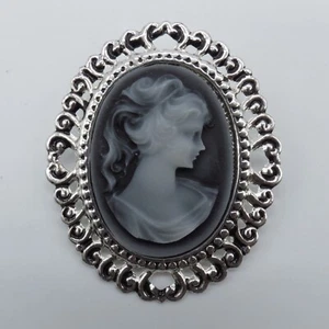 Broche camafeo mujer blanco negro resina tono plata ligero - Imagen 1 de 12