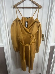 Brandneu mit Etikett Boohoo PLUS SCHULTERFREIES MIDIKLEID SCUBA GÜRTEL Größe 26 SENFGELB - Bild 1 von 2