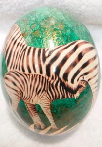 Huevo de avestruz pintado a mano de tema africano de colección con detalles verdes y dorados.  "Sin base" - Imagen 1 de 6