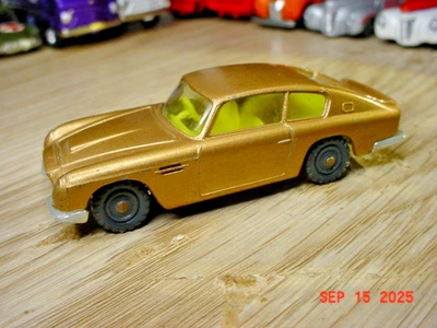 Husky Austin Martin DB6 золото Великобритания 1/64 j1105 - Изображение 1 из 4