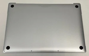 Funda trasera inferior OEM MacBook Pro 15"" A1707 2016 613-03902-09 plateada GRD A - Imagen 1 de 6