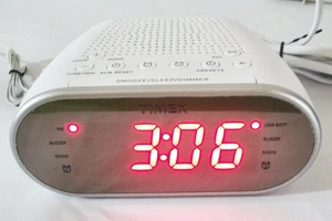 Timex IT2312 White w/ Big Red Display AM/FM Dual Alarm Clock Radio WORKS GREAT - Picture 1 of 10
