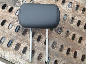LAND ROVER FREELANDER 2 REAR CENTRE BLACK LEATHER HEADREST HEAD REST - Picture 1 of 3