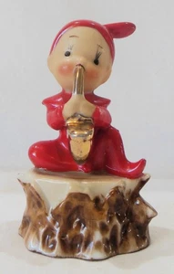 Keramik rote Pixie Elfe Figur spielt Saxophon auf Baumstumpf Japan - Bild 1 von 10