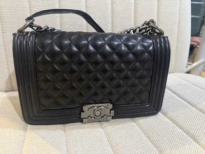 Черный стеганый клапан из овечьей кожи для мальчика CHANEL - Изображение 1 из 4