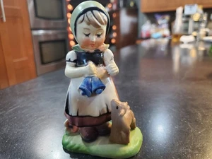 Estatuilla de niña de plástico vintage con campanas y un cordero - Imagen 1 de 9