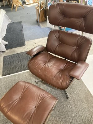 Silla y otomana vintage de cuero Plycraft Foto 1 de 4