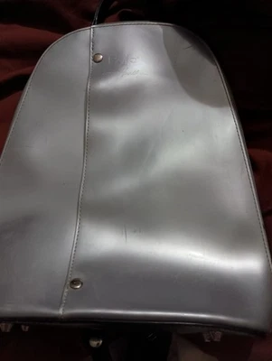 Mochila para mujer Beijo de vinilo plateado Foto 1 de 4