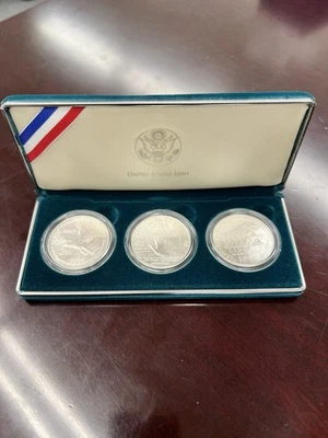 1994-W UNC US Veterans Commemorative 3-Coin Set with Box and COA - Image 1 of 4