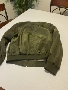 C’ESTTOI grüne Bomberjacke Reißverschluss braun innen Gr. L Winterausrüstung Freizeit - Bild 1 von 16