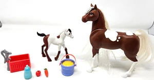 Juego de caballos Dreamworks Spirit Riding Free Feed & Nuzzle con 2 caballos y accesorios - Imagen 1 de 12