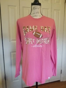Simply Southern Game Day Vibes T-Shirt Damen Medium Lslv pink Fußball gebraucht, in einwandfreiem Zustand  - Bild 1 von 10