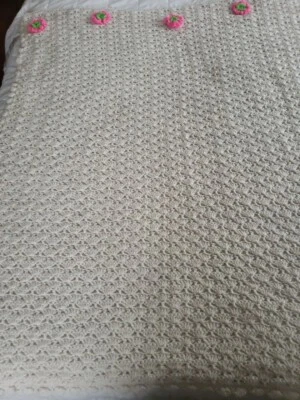 Manta crema ganchillo a mano BOHO de colección con flores de ganchillo rosa brillante y verde años 70  Foto 1 de 4