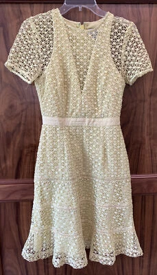 Vestido de cóctel Adelyn Rae Mujer XS Geo Encaje Amarillo Calce y Acampanado Manga Corta BinM Foto 1 de 4