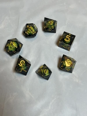 Juego de dados flotantes ojo de dragón verde y amarillo núcleo líquido DND de 7 piezas resina D&D Foto 1 de 4