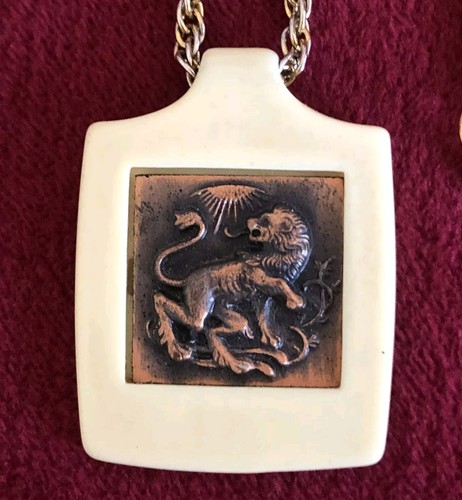 OFF WHITE Collana con ciondolo MCM in rame con stemma di leone acrilico bianco sporco