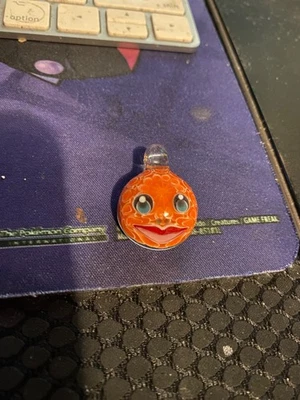 Colgante de cristal naranja con aspecto de charmander/cara Foto 1 de 4