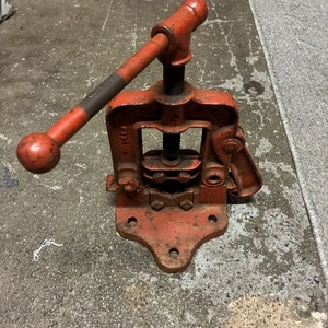 Vintage REED MFG CO. Red NO. 71 Pipe Bench Vise Used Works Selling As Is - Picture 1 of 10