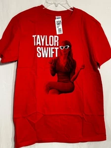 NWT ADULT MEDIUM Taylor Swift Red Sunglasses Sitting Short Sleeve T-shirt Gildan - Picture 1 of 6