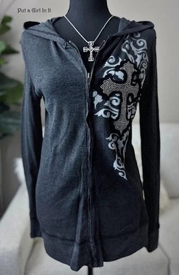 Nova JAQUETA COM CAPUZ CRUZADA VOCAL Feminina EMBELEZADA CINZA PRETA MINERAL TINGIDA L Grande - Imagem 1 de 4