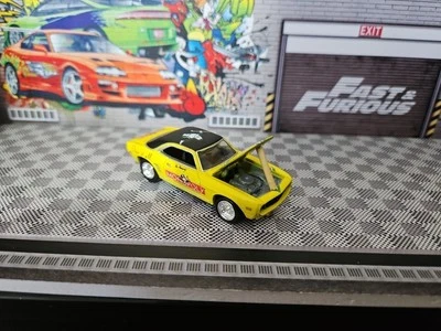 Chevrolet Camaro 1969 Johnny Lightning 1:64 base metálica Monopoly Combi post en muy buena condición Foto 1 de 4