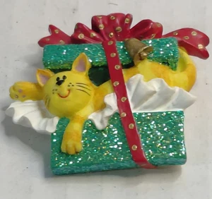 Cat in Present Gift Box Pin/brooch,  Holiday, Glitter - Picture 1 of 4