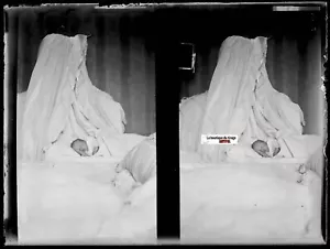 Bébé, naissance, Plaque verre photo ancienne, négatif noir & blanc 9x12 cm - Photo 1 sur 2