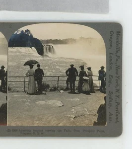 Turistas viendo las cataratas desde Prospect Point Niagara Keystone Stereoview - Imagen 1 de 2