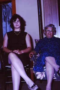 1963-Vintage 35mm Slide, Ladies Modeling, sitting for Amateur Photographer #6031 - Picture 1 of 1