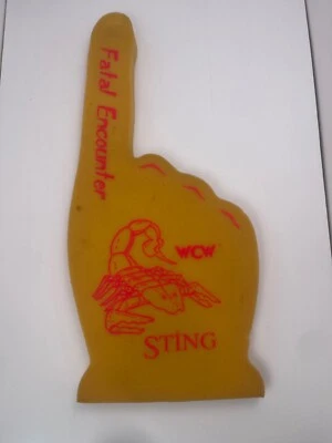 De colección WCW Espuma Picadura Dedo Encuentro Fatal Amarillo Escorpión Lucha Mano Foto 1 de 4