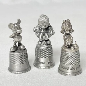 TRES Dedal de Peltre Mickey Mouse Disney Precious Moments 1983 Madre Coser Querido - Imagen 1 de 5