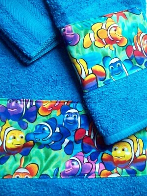 2 NUEVO JUEGO DE TOALLAS PERSONALIZADO Borde de Mano PECES PAYASO 3 PIEZAS TURQUESA Tipo Nemo Foto 1 de 3