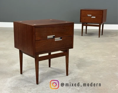 Mesitas de noche de nogal y aluminio American of Martinsville acabadas - Un par Foto 1 de 4