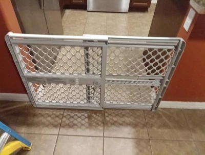 Puerta para mascotas - Puerta para perros - Ajustable hasta 42 pulgadas de ancho - 27 pulgadas de alto - Foto 1 de 4