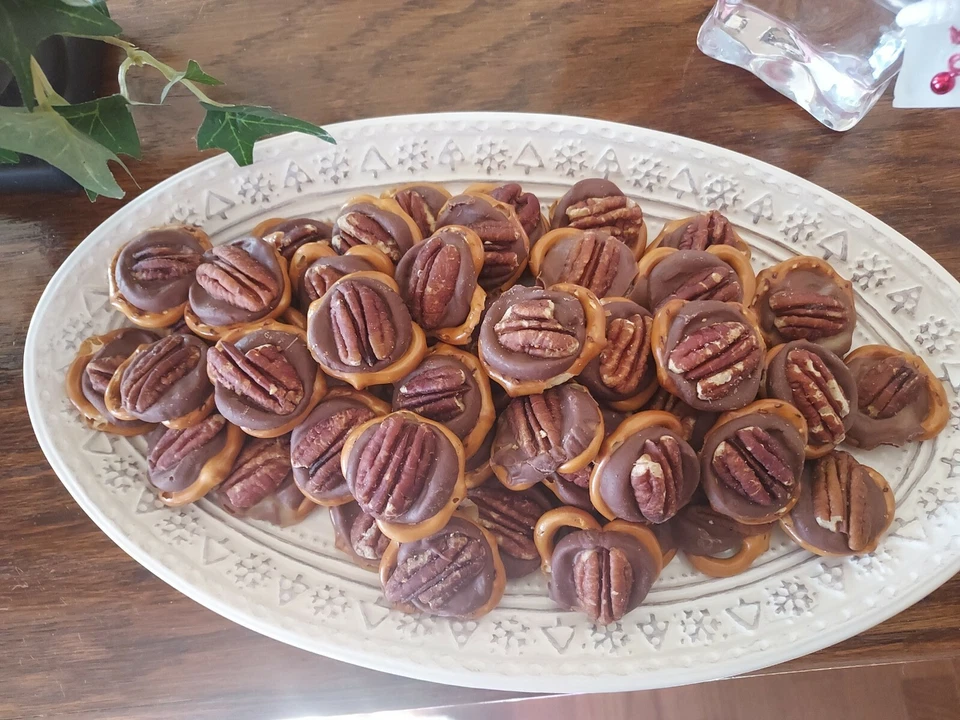 ⚜️50 BOCADOS DE CARAMELO PRALINÉ DE NUECES PRETZEL chocolate ROLO Delights casero⚜️ Foto 1 de 1