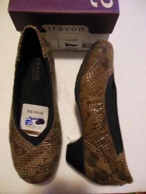 Nuevo en caja Aravon Mujer Patsy Taupe Serpiente Slip-On Pump Talla 7 AMPLIO (EE) PRECIO DE VENTA SUGERIDO POR EL FABRICANTE $150 Foto 1 de 4