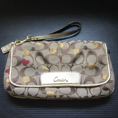Bolso sin asas Coach caqui firma punto dorado y corazón rojo lona muñeca solapa 8"L Foto 1 de 4