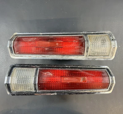 Conjunto de lente de lámpara trasera Mopar 1968 Chrysler Newport OEM 2853222 Foto 1 de 4