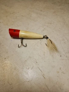 Antiguo señuelo de pesca ojos de vidrio dos ganchos agudos rojo delantero blanco sección trasera - Imagen 1 de 14