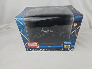The Dark Knight (2-Disc Blu-Ray) limited Edition The Batman  Batpod Included  - Foto 1 di 13