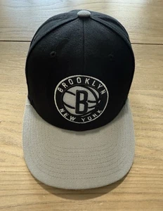 Mitchell & Ness Mütze schwarz NBA Brooklyn Nets Druckknopflasche - Bild 1 von 6
