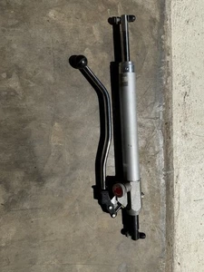 Bomba de elevación hidráulica Lumex 1010S005 OEM (bomba de repuesto con hardware). - Imagen 1 de 5