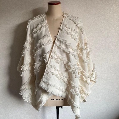 Poncho con flecos Burberry blanco para mujer talla libre Foto 1 de 4