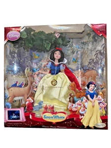 Disneys Schneewittchen Porzellan Puppe, Messing Schlüssel, Classic Movie Memories 2009 - Bild 1 von 2