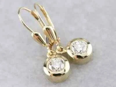 Conjunto de aretes colgantes enchapados en oro amarillo de 14 quilates con bisel de diamantes creados en laboratorio de 0,50 quilates Foto 1 de 4