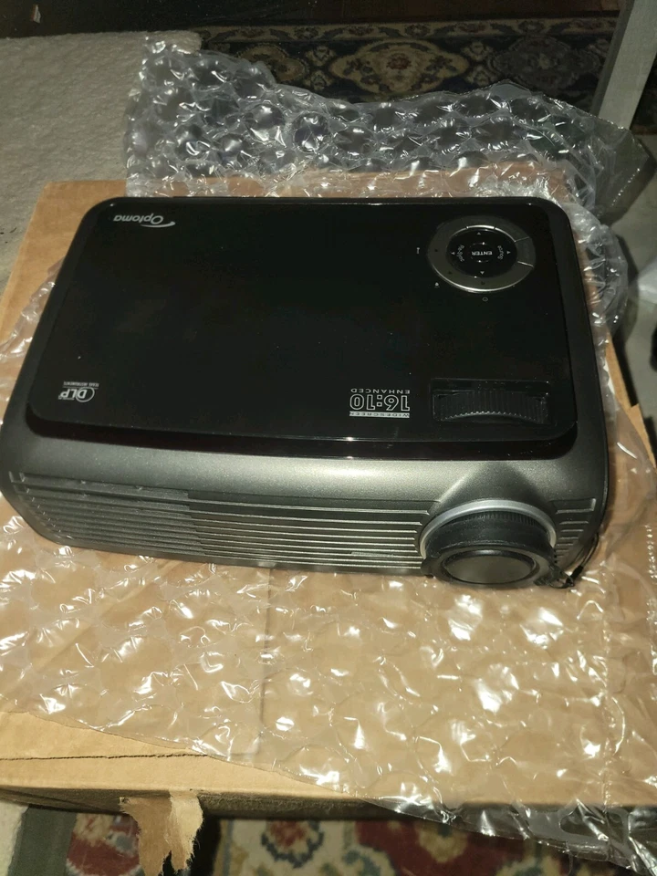 Optoma EW1610 DAEPTNB DLP Projection Display, barely used. - Image 1 of 4