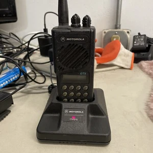 Radio transceptor portátil Motorola GTX 800 MHz con cargador H11UCD6CU1AN - Imagen 1 de 7